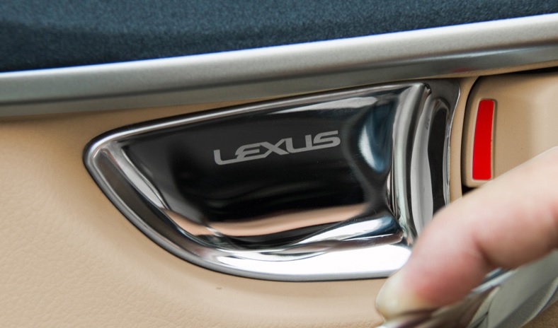 Накладка двери лексус. Накладки под ручки Lexus RX 300. Бронепленка под ручки Lexus es250. Ручка двери Лексус es250. Подсветка ручек Лексус РХ 300.